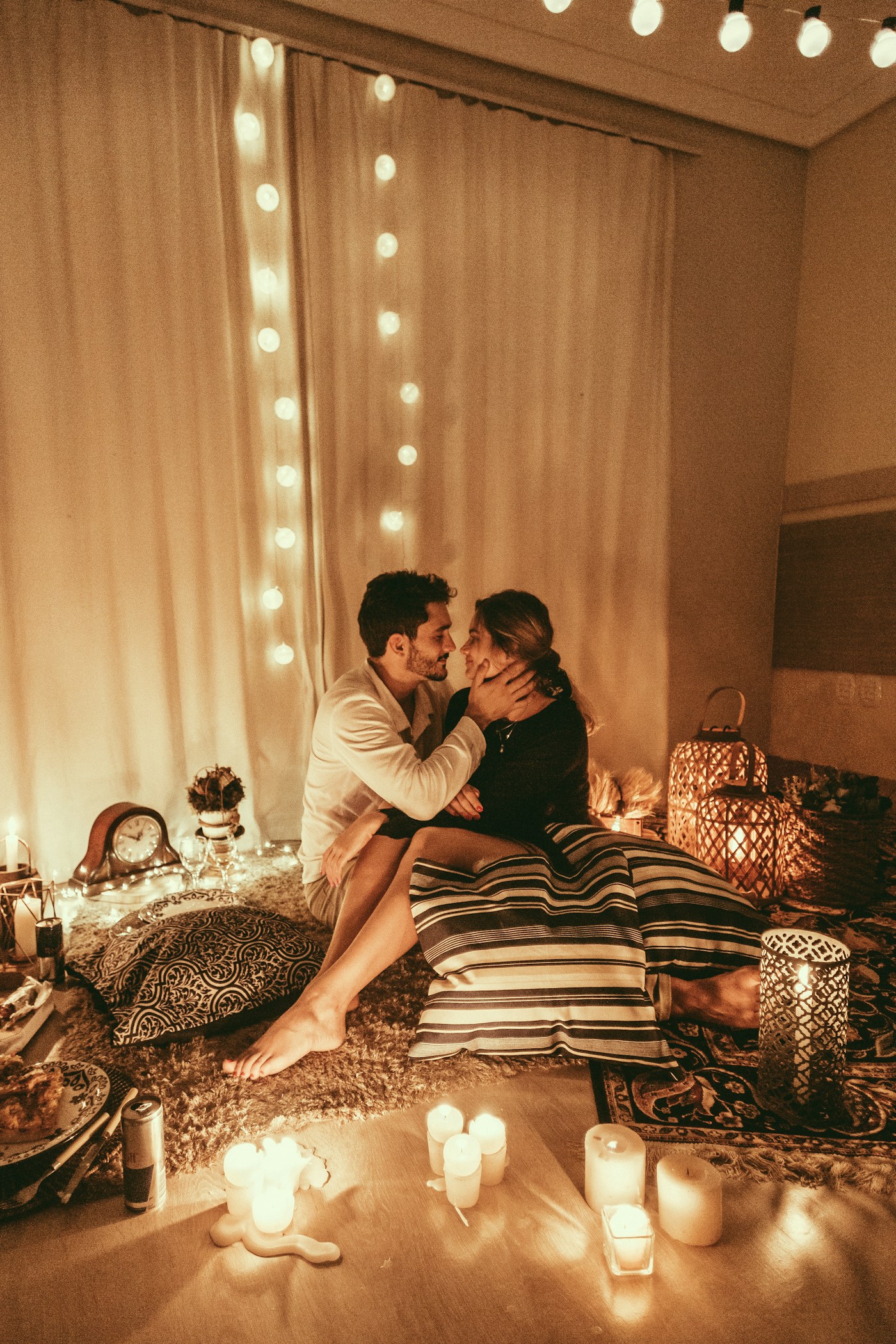 Casal se beijando à luz de velas — amor reconectado